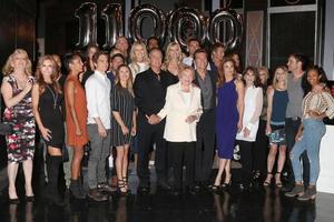 los angeles, 8 de setembro - ynr cast, lee bell veja instruções especiais para ids na celebração do show Young and the Restless 11,000 na CBS Television City em 8 de setembro de 2016 em Los Angeles, ca foto