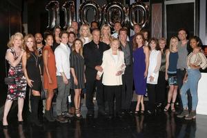 los angeles, 8 de setembro - ynr cast, lee bell veja instruções especiais para ids na celebração do show Young and the Restless 11,000 na CBS Television City em 8 de setembro de 2016 em Los Angeles, ca foto