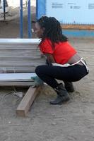 los angeles, 25 de outubro - shanola hampton no habitat para a humanidade construído pela casa de mentiras e sem vergonha da showtime em magnolia blvd em 25 de outubro de 2014 em lynwood, ca foto