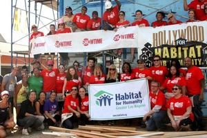 los angeles, 25 de outubro - sem vergonha, casa das mentiras, elenco, equipe do habitat for humanity construído pela casa de mentiras da showtime e sem vergonha na magnolia blvd em 25 de outubro de 2014 em lynwood, ca foto