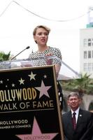 los angeles, 2 de maio - scarlett johansson na cerimônia da calçada da fama da estrela scarlett johansson no hollywood boulevard em 2 de maio de 2012 em los angeles, ca foto