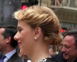 los angeles, 2 de maio - scarlett johansson na cerimônia da calçada da fama da estrela scarlett johansson no hollywood boulevard em 2 de maio de 2012 em los angeles, ca foto