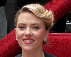 los angeles, 2 de maio - scarlett johansson na cerimônia da calçada da fama da estrela scarlett johansson no hollywood boulevard em 2 de maio de 2012 em los angeles, ca foto