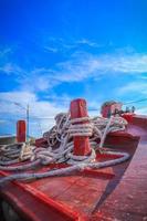 barco de pescador ancorado foto