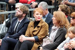 los angeles, 10 de dezembro - seth gabel, bryce dallas howard, theodore gabel, cheryl howard no ron howard star na calçada da fama de hollywood no hollywood blvd em 10 de dezembro de 2015 em los angeles, ca foto