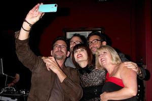 los angeles, 19 de agosto - lawrence zarian, carrie genzel, gregory zarian, convidados da festa de aniversário de carrie genzel no lounge ao lado em 19 de agosto de 2014 em los angeles, ca foto