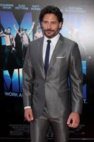 los angeles, 24 de junho - joe manganiello chega ao magic mike laff premiere no regal cinema at la live em 24 de junho de 2012 em los angeles, ca foto