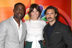 los angeles, 2 de agosto - sterling k brown, mandy moore, milo ventimiglia na nbcuniversal tca summer 2016 press tour no beverly hilton hotel em 2 de agosto de 2016 em beverly hills, ca foto