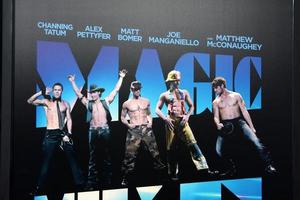 los angeles, 24 de junho - poster de magic mike na estréia de magic mike laff no regal cinema at la live em 24 de junho de 2012 em los angeles, ca foto