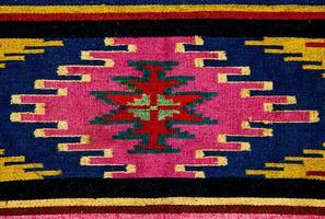 ornamentos de padrão sem emenda folclórico romeno. bordado tradicional romeno. design de textura étnica. design de tapete tradicional. enfeites de tapete. design de tapete rústico foto