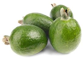 muitas frutas de feijoa são isoladas em um fundo branco. foto