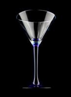 o copo de martini é isolado em um fundo preto. foto