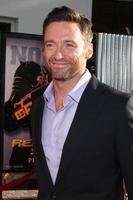 los angeles, 2 de outubro - hugh jackman chegando na estréia do roubo real na universal city walk em 2 de outubro de 2011 em los angeles, ca foto