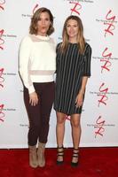 los angeles, 8 de setembro - melissa claire egan, elizabeth hendrickson na celebração do show jovem e irresistível 11.000 na cbs television city em 8 de setembro de 2016 em los angeles, ca foto