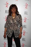 los angeles, 16 de março - debbi morgan chega à jovem e inquieta festa de 39 anos organizada pela família bell no palihouse em 16 de março de 2012 em west hollywood, ca foto