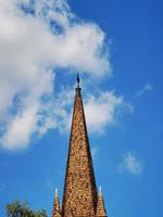 miskolc, hungria-09.04.2020. uma grande torre alta com um relógio ao lado de um edifício foto