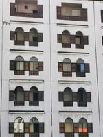janelas de um grande edifício branco em miskolc foto
