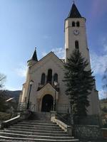 edifício da igreja tokaj no centro da cidade foto