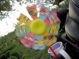 foto sobre o tema da turbina eólica de brinquedo para crianças grandes de plástico colorido