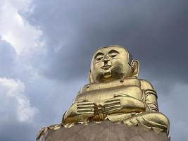 phra sangkachai templo tailandês cor dourada crença faça um desejo foto