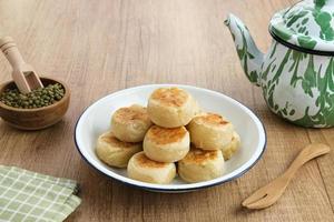 bakpia, bakpia pathok é um alimento típico de yogyakarta feito de uma mistura de feijão verde, queijo e açúcar, que é envolto em farinha e depois assado. foto