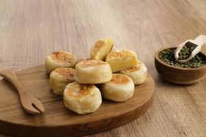 bakpia, bakpia pathok é um alimento típico de yogyakarta feito de uma mistura de feijão verde, queijo e açúcar, que é envolto em farinha e depois assado. foto