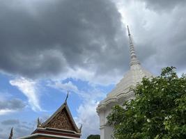 lugar antigo templo tailandês antigo coisas sagradas tailândia foto