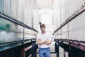 homem em roupas elegantes da moda foto