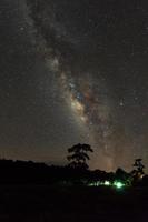 galáxia da via láctea com estrelas e poeira espacial no universo foto