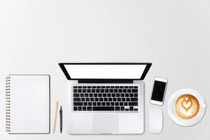 vista superior laptop ou notebook, telefone celular e xícara de café latte art na mesa de madeira. modelo de negócios simulado para adicionar seu texto. foto