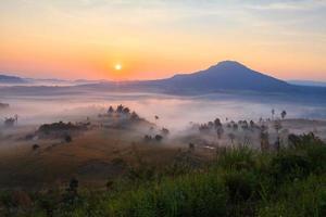 amanhecer enevoado no ponto de vista de khao takhian ngo em khao-kho phetchabun, tailândia foto