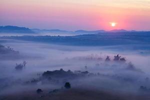 amanhecer enevoado no ponto de vista de khao takhian ngo em khao-kho phetchabun, tailândia foto