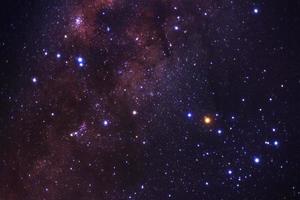 constelação de escorpião e o centro da galáxia da via láctea, fotografia de longa exposição, com grão foto
