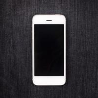celular branco no bolso com tela preta foto