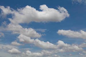nuvens com fundo de céu azul foto