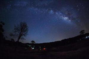 via láctea e silhueta de árvore no parque nacional de phu hin rong kla, phitsanulok tailândia, fotografia de longa exposição. com grão foto