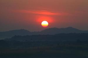 bela montanha e nascer do sol foto