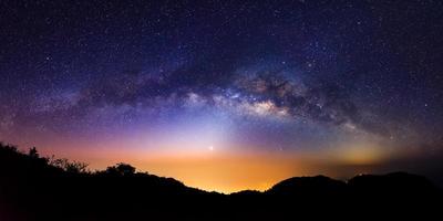 panorama Via Láctea e luz zodiacal na montanha antes do nascer do sol, fotografia de longa exposição, com grãos foto