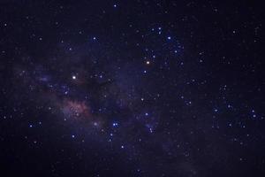 Via Láctea e poeira espacial no universo, fotografia de longa exposição, com grãos. foto