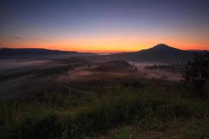 amanhecer enevoado no ponto de vista de khao takhian ngo em khao-kho phetchabun, tailândia foto