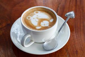 uma xícara de café latte art como cara de urso foto