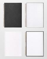 caderno em branco ou bloco de notas com papel de linha em fundo de madeira foto