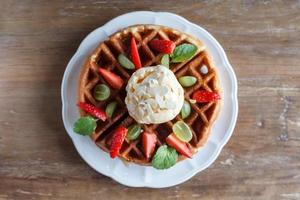 waffles com morangos e sorvete foto