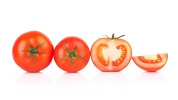 tomate fresco em fundo branco foto