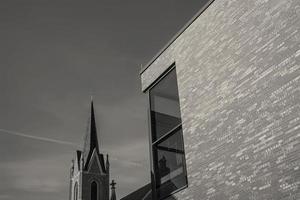 igreja na cidade com edifício moderno foto