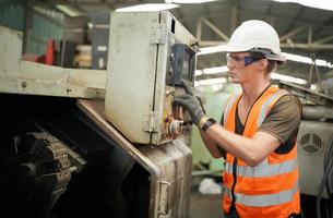 retrato de um trabalhador profissional engenheiro da indústria pesada vestindo uniforme, óculos e capacete em uma fábrica de aço. especialista industrial permanente em instalações de construção metálica. foto