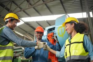 retrato de um trabalhador profissional engenheiro da indústria pesada vestindo uniforme, óculos e capacete em uma fábrica de aço. especialista industrial permanente em instalações de construção metálica. foto