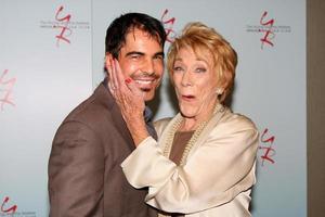 los angeles, 26 de agosto - thom bierdz, jeanne cooper participando do jantar de fãs jovens e inquietos 2011 no hotel universal sheraton em 26 de agosto de 2011 em los angeles, ca foto