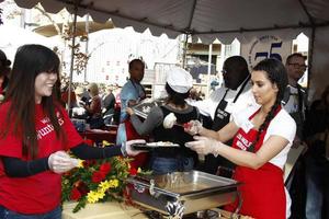 los angeles, 23 de novembro - kim kardashian no la mission serviço de refeição de ação de graças no la mission em 23 de novembro de 2011 em los angeles, ca foto