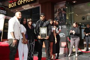 los angeles, 21 de janeiro - simone smith, ll cool j, família na cerimônia de caminhada da fama ll cool j hollywood no hollywood and highland em 21 de janeiro de 2016 em los angeles, ca foto